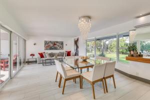 Un comedor con una mesa de cristal y sillas. en Relax in the Sun! Gem 1 Mi to Las Olas Beach, en Fort Lauderdale