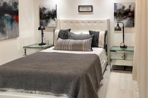 1 dormitorio con 1 cama con 2 mesitas de noche en Relax in the Sun! Gem 1 Mi to Las Olas Beach, en Fort Lauderdale 19 fotos más