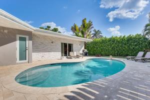 una piscina en el patio trasero de una casa en Relax in the Sun! Gem 1 Mi to Las Olas Beach, en Fort Lauderdale