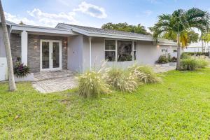 una casa blanca con palmeras en un patio en Relax in the Sun! Gem 1 Mi to Las Olas Beach, en Fort Lauderdale