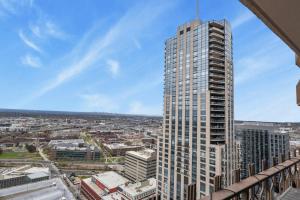 uitzicht op een hoog gebouw in een stad bij Sky High Studio in Downtown Denver in Denver