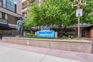 een standbeeld van een man voor een gebouw bij Sky High Studio in Downtown Denver in Denver