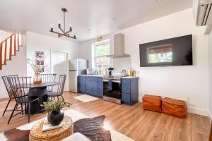 una cocina con armarios azules y una mesa en una habitación en Mt Hood Log Cabin! Fresh Remodel with Airstream 2, en Mount Hood Village