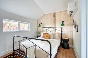 Un dormitorio con una cama y una pared de madera. en Mt Hood Log Cabin! Fresh Remodel with Airstream 2, en Mount Hood Village