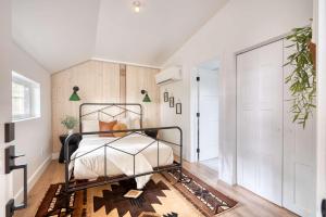 Ένα ή περισσότερα κρεβάτια σε δωμάτιο στο Mt Hood Log Cabin! Fresh Remodel with Airstream 2 +40 φωτογραφίες