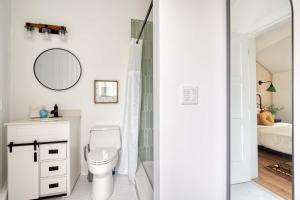 Ένα μπάνιο στο Mt Hood Log Cabin! Fresh Remodel with Airstream 2