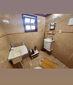 une salle de bain avec un lavabo et des toilettes dans l'établissement Ap bonfim Angra dos Reis, frente ao Mar, à Angra dos Reis