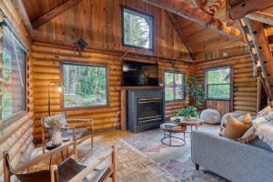 a living room with a fireplace in a log cabin at Mt Hood Log Cabin! Fresh Remodel with Airstream 1 in Mount Hood Village
