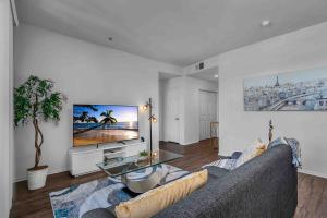 ロサンゼルスにあるPerfect Condo with Pool Spa & Gymのソファとテーブルのあるリビングルーム