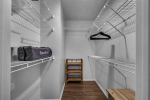 ロサンゼルスにあるPerfect Condo with Pool Spa & Gymの白い壁と白い棚が備わるウォークインクローゼット +25枚の写真