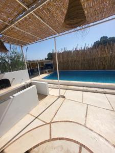 Blick auf den Pool von der Terrasse eines Hauses in der Unterkunft Villa Aloe Vera Privée in Essaouira + 9 Fotos
