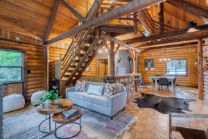 ein Wohnzimmer mit Sofa und Tisch in der Unterkunft Basecamp Compound - Hot Tubs & Highland Cows in Mount Hood Village