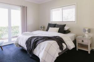 une chambre avec un grand lit et une fenêtre dans l'établissement Semillon Retreat, à Belford