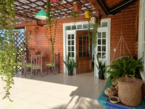 a patio with plants and a brick wall at Habitación confort in Puyo
