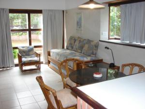 una sala de estar con un sofá y una mesa en Tiempo Compartido Clermont Pinamar, en Pinamar 16 fotos más