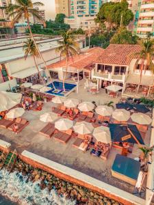 een luchtfoto van een resort met stoelen en parasols bij Wala Hotel and Beach Club in Cartagena