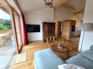 una sala de estar con un sofá y una mesa en Stöffler Haus Top 3, en Tamsweg