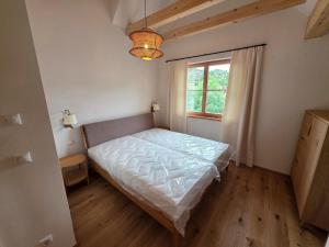 un dormitorio con una cama y una ventana en Stöffler Haus Top 3, en Tamsweg