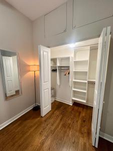 een lege kamer met een kast en een lamp bij Flexhome West Town 2BR Duplex Apt T2 in Chicago
