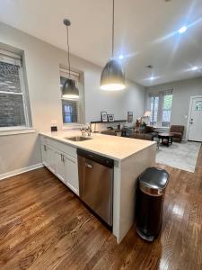 een keuken met een spoelbak en een woonkamer bij Flexhome West Town 2BR Duplex Apt T2 in Chicago