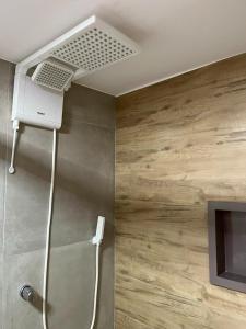 une salle de bain avec douche au plafond dans l'établissement Preamar Duplex no Coração de Barra Grande, à Marau