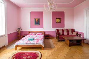 リヴィウにあるTwo Rooms Apart Prospekt Svobodyのリビングルーム(ベッド1台、ソファ付)