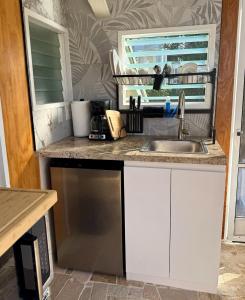 Kuchyň nebo kuchyňský kout v ubytování Ocean & Sunset View Studio + 6 fotografií