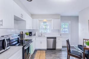 Fotografie z fotogalerie ubytování Designer 3BR Ranch Home near Clayton & Wash U v destinaci University City