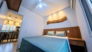 サンセバスチャンにあるFlat Maresias Sun Houseの青い掛け布団が敷かれたベッドのある寝室 +19枚の写真