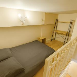 une petite chambre avec un lit et un escalier dans l'établissement T3 Tout Equipé Sur La Comédie, à Montpellier