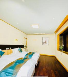 a bedroom with two beds and a window at 南熱海長浜公園近くバーベキュー可能露天風呂付ゲストハウス in Taga