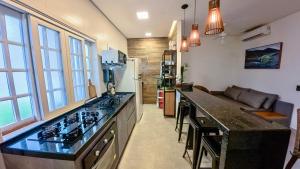 サンセバスチャンにあるFlat Maresias Sun Houseのキッチン(大きなカウンター、キッチンアイランド付)