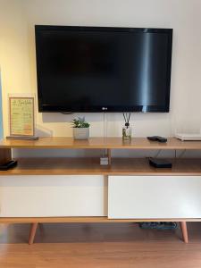 Et tv og/eller underholdning på Apartamento confortável Animália Park, Thermas Da Mata, Shopping