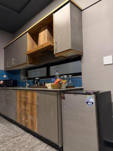 een keuken met een fruitschaal op het aanrecht bij Luxury Stay in buch villas multan in Multan