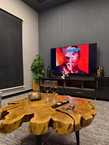 een woonkamer met een houten tafel met wijnglazen bij Luxury Stay in buch villas multan in Multan