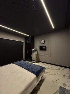 een slaapkamer met een bed en een klok aan de muur bij Luxury Stay in buch villas multan in Multan +15 foto's