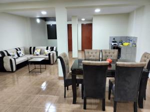 een eetkamer met een tafel en stoelen bij Sol de Paracas in Pisco