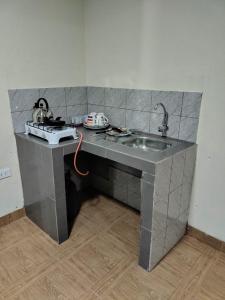 een keuken met een spoelbak en een aanrecht bij Sol de Paracas in Pisco