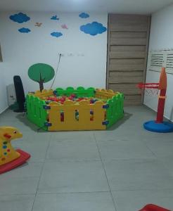 ein Kinderzimmer mit Spielbereich und Spielgeräten in der Unterkunft Apartamento norte de Armenia, piso 12 con zona social completa in Armenia