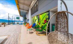 ein Zimmer mit einem großen Gemälde an der Wand in der Unterkunft Apartamento norte de Armenia, piso 12 con zona social completa in Armenia