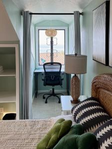 Posezení v ubytování Ocean & Sunset View Studio