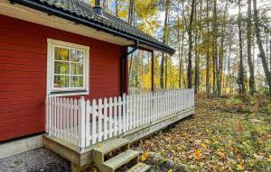 una casa roja con una cerca blanca y una ventana en Gorgeous Home In Svanskog With Wifi, en Svaneholm 6 fotos más