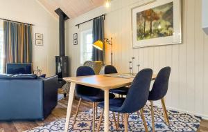 Un comedor con mesa y sillas en Gorgeous Home In Svanskog With Wifi, en Svaneholm