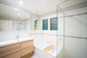 a bathroom with a tub and a sink and a shower at Casa Serena Tamborine Mountain in Mount Tamborine +25 photos