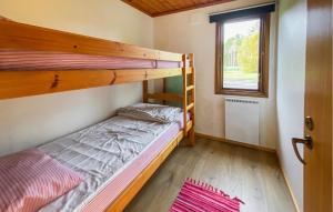 2 Bedroom Lovely Home In Byxelkrok في بيكسلكروك: غرفة نوم بها سريرين بطابقين ونافذة