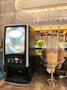un robot culinaire à côté d'un comptoir avec un bol dessus dans l'établissement GUI YUAN ZHEN PIN HOTEL- Approximately 3 kilometers from the East Gate of Zhangjiajie National Forest Park - Free one-way pick-up or drop-off service for over 3 nights - English speaking customer service, à Zhangjiajie