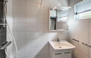 حمام في 2 Bedroom Awesome Home In Byxelkrok