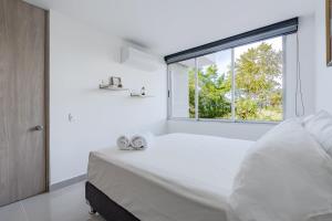 Postel nebo postele na pokoji v ubytování Cozy Immaculate Escape with Prime Luxury Location + 23 fotografií