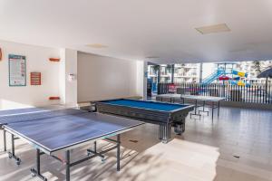 Stolní tenis v ubytování Cozy Immaculate Escape with Prime Luxury Location nebo okolí