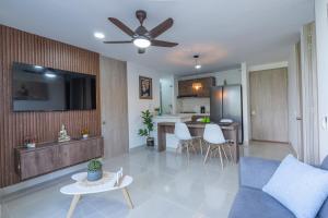 Posezení v ubytování Cozy Immaculate Escape with Prime Luxury Location